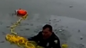 Zachraňoval chlapca zo zamrznutého jazera, museli zachraňovať aj jeho