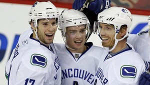 Hetrik Raymonda z Vancouveru zostrelil Calgary, Slováci nebodovali