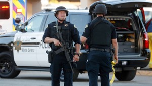 Streľba na kalifornskom festivale. Ľudia hádzali stoly a lámali ploty, aby sa dostali von