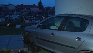 Vodič sa snažil vyhnúť čelnej zrážke. S autom skončil na cintoríne