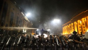 Slzný plyn, gumové projektily a vodné delá v Tbilisi. Tisícky demonštrantov sa pokúsili vniknúť do parlamentu