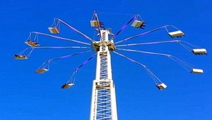 Vo výške 60 metrov sa zrazili sedačky kolotoča