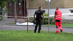 Pred očami vlastnej manželky vyskočil z tretieho poschodia. Senior pád neprežil