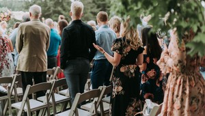 TOTO asi nevesta nerozdýchala! Obliekli by ste si ako hosť na svadbu tieto šaty?