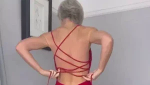 Zrelá modelka ukazuje, že krása a štýl nesúvisia s vekom: Ani na takéto šaty nie som stará!