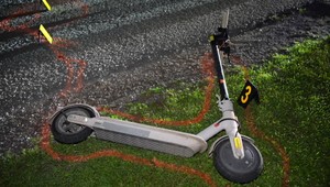 Polícia našla v noci na ceste ležať 12-ročného chlapca s kolobežkou. Maloletý mal vypité