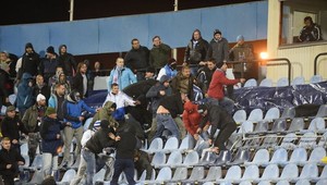 Besnenie fanúšikov! Reportéri chránili deti v kabínke, výtržník vytrhol káble