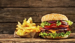 Takto sa pripravuje najvyšší hamburger na svete