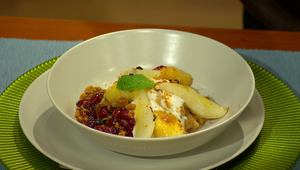 Orechové papardele s restovaným banánom, hruškou, karamelovým crumble a ríbezle vo víne