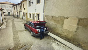 Google Mapy odhalili vraha: Muž nakladal telo do auta priamo na fotke