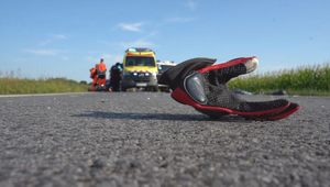 Motocyklista neprežil zrážku s autom. Vodič pokračoval ďalej v jazde