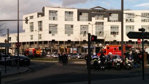 Ozbrojenec prepadol poštu pri Paríži a zadržiaval rukojemníkov