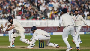 Neskutočný fanúšik kriketu. Preletel rad sedadiel, aby chytil loptičku