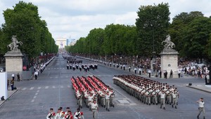 Paríž si pripomenul dobytie Bastily vojenskou prehliadkou, na ktorej sa zúčastnili tisíce vojakov
