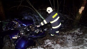 Pri tragickej nehode prišiel o život kňaz. Autom skončil medzi stromami