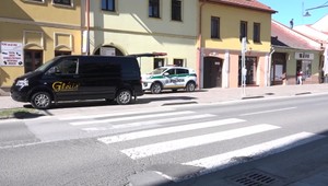 Telo bez známok života našli na námestí. Pomôcť nedokázali ani privolaní záchranári