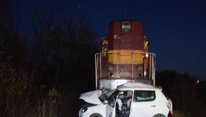 Nehoda na priecestí. Vlak tlačil auto pred sebou až 200 metrov