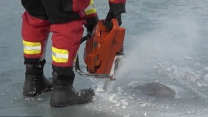 Hasiči z nádrže vysekávali zamrznutého diviaka: Podľa hospodára išlo zrejme o nakazeného jedinca