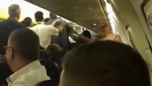 Na palube lietadla sa strhla bitka, lietadlo muselo núdzovo pristáť