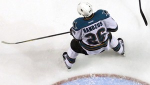 Handzuš opäť rozhodol o výhre neporazených Sharks v nájazdoch