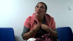 Žobráčka či podvodníčka? Kľačiaca žena pýta peniaze na hradený zákrok