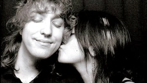 Žbirka sa zasnúbil! Mekyho syn pokľakol, so snúbenicou sú úplná kópia Lennona a Yoko Ono!