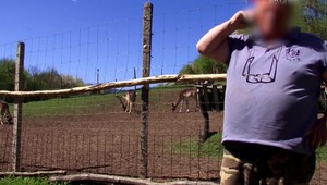 Poľovník chytil chránenú divú mačku. Na krku má opletačky s políciou