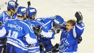 Kráľovná vhodila buly exhibičného zápasu, víťazstvo Popradu však nevidela