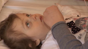 Zdravé dieťa bolo zrazu po očkovaní postihnuté: Lekárka tvrdila, že má len koliku!