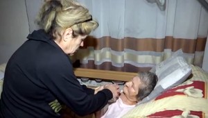 Ležiaca pacientka musí absolvovať kolotoč vyšetrení, ak chce dostať zdravotnú pomôcku