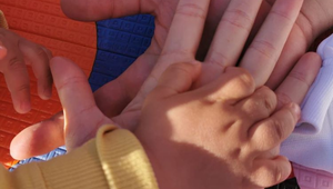 Rytmus Sanela stále skrýval, teraz na fotke zverejnil svojho synčeka nahého!