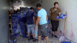 Jogurty zbierali lopatami, zdravá pochúťka skončila v koši. Vodič kamiónu svoje vozidlo nezvládol