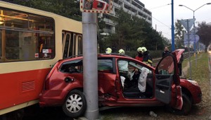 Zrážka auta a električky: Vodiča previezli do nemocnice