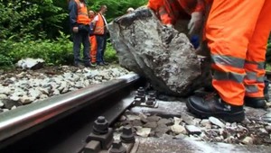 Cestujúcich pri Šturci takmer privalila padajúca skala