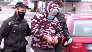 Muž (36) zaútočil nožom na svoju expriateľku vo vchode paneláka. Súboj s útočníkom viedol jej kamarát