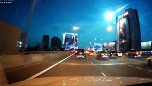 Úchvatné divadlo na oblohe. Nebo preťali farebné meteority