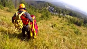 Horskí a leteckí záchranári zasahovali v Tatrách. K zemi sa zrútil paraglajdista