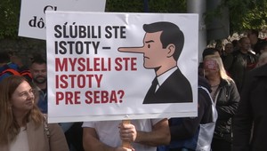 Odborári protestovali pred parlamentom: "Zamestnanci nie sú bezodný bankomat!"