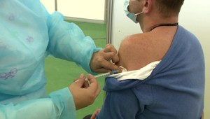 Množstvu COVID pasov končí platnosť. Dostať sa ale k posilňujúcej dávke očkovania je problém