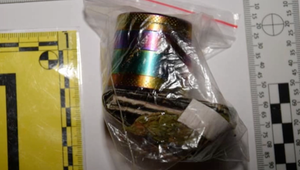 Má len 19 a svoj okruh odberateľov. Mladé dievča sedí tretí deň vo väzbe kvôli drogám