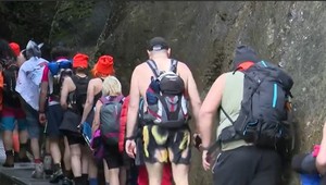 VIDEO: Pochod v plavkách? Jánošíkove diery navštívili netradiční turisti