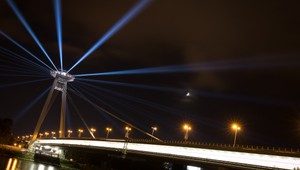 Bratislava sa zmenila na umelecké dielo. Biela noc vytiahla do ulíc stotisíc ľudí