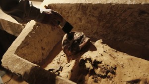 Archeológovia objavili pri Sakkáre 30 múmií