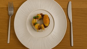 Smotanovo-piškótová torta s marhuľami