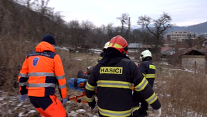 FOTO: Auto v hlbokej priekope, zranený vodič a všetky záchranné zložky v pohotovosti