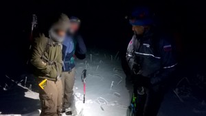 Záchranári v Tatrách pomáhali izraelským turistom. Pre sneh a hmlu zišli z chodníka