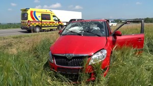 Vodička pri Michalovciach bez brzdenia vyletela z cesty. V aute bojovala s malým votrelcom
