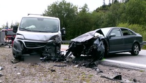 Tragická nehoda: Dôchodca dostal v zákrutách šmyk a prešiel do protismeru. Zrážku s dodávkou neprežil