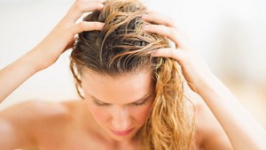 Prečo máte stále mastné vlasy? Pravdepodobne robíte jednu z týchto chýb!