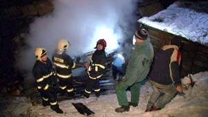 V osade plnej drevenej chatrčí vzbĺkol oheň. Zhorel domček...